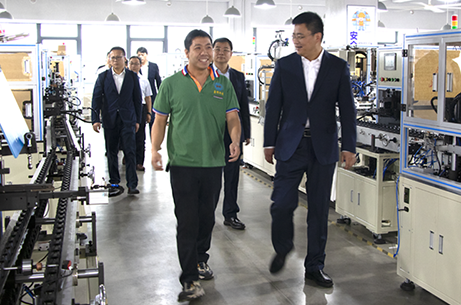 無(wú)錫市顧區(qū)長(zhǎng)等一行領(lǐng)導(dǎo)來(lái)我司參觀考察